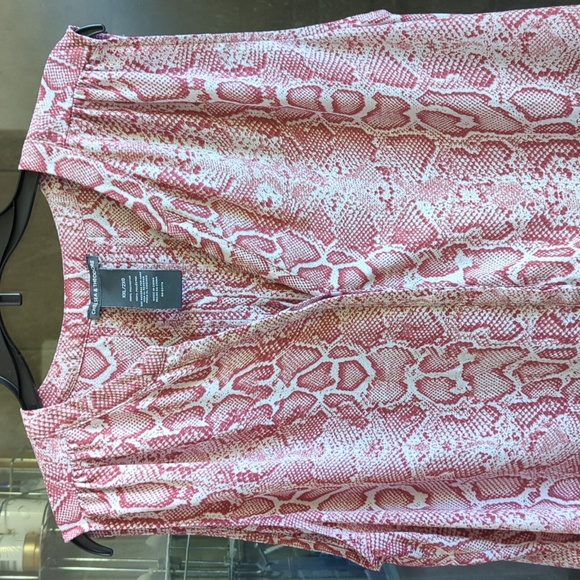 Chelsea & Theodore Sleeveless Button Down Shirt - Picture 2 of 5